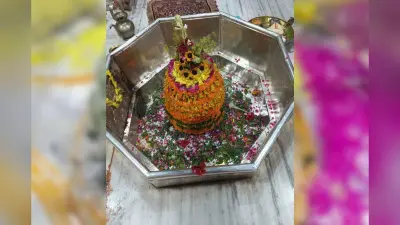 Aaj Ka Darshan: मुजफ्फरपुर के गरीबनाथ मंदिर में उमड़ा आस्था का सैलाब, बाबा का हुआ अलौकिक फूलों से शृंगार
